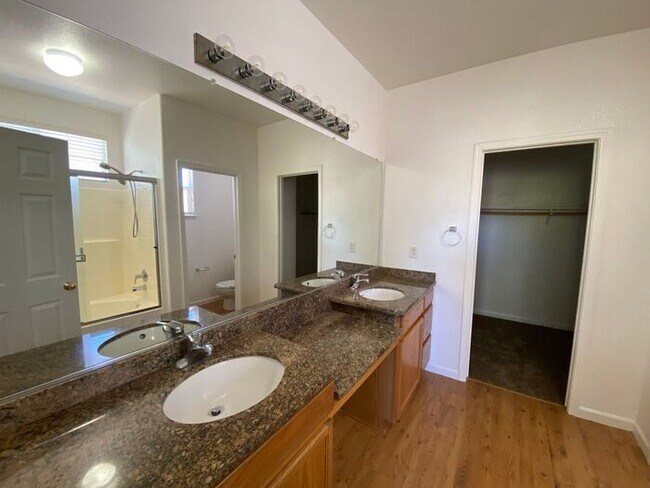 Building Photo - NW Reno 4 Bedroom Home - Mountain Views
