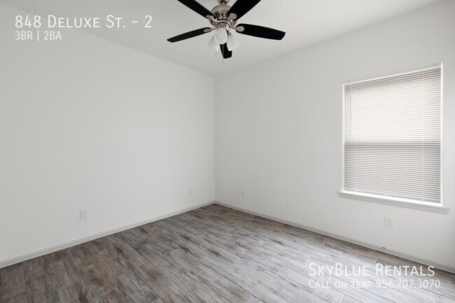 Building Photo - 848 Deluxe St