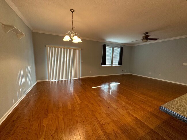 Building Photo - Adorable Home in Prime Location!