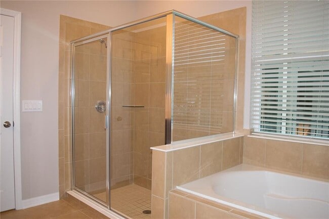 Building Photo - 8112 Summerlake Groves St