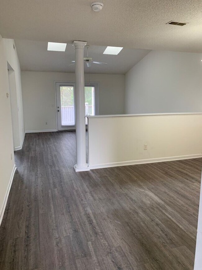 Building Photo - P201