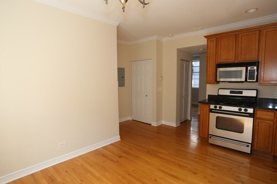 Building Photo - 3257 N Clifton Ave