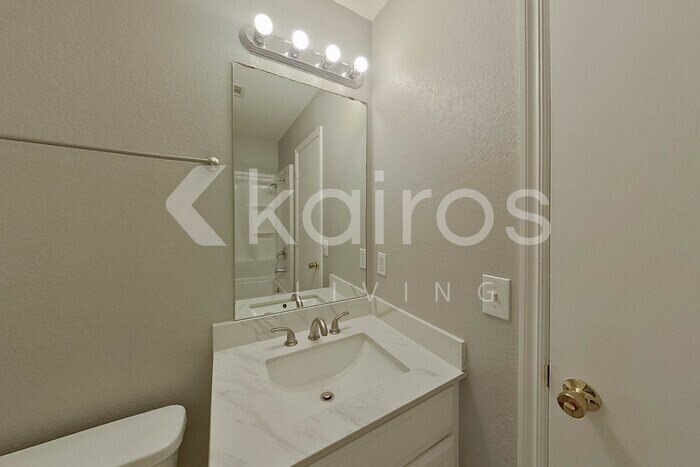 Building Photo - 2720 Edgemere Dr