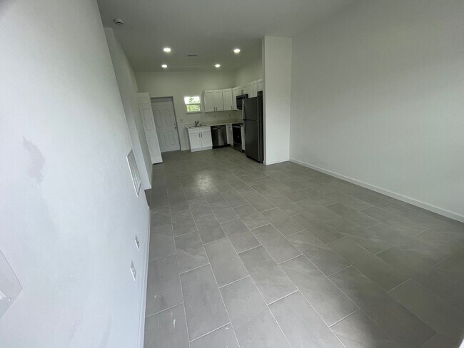 Building Photo - 1057 Cellini St