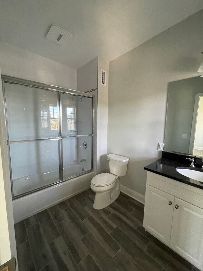 Bathroom area - 289 Coram Ave