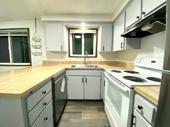 Building Photo - 3238 Lyon St SE