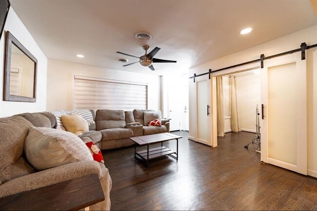 Building Photo - 10305 Bassoon Dr