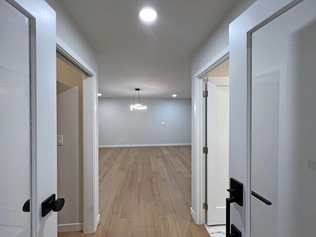 Building Photo - Freshly Remodeled 5BR Home in Prime Bellevue Enatai