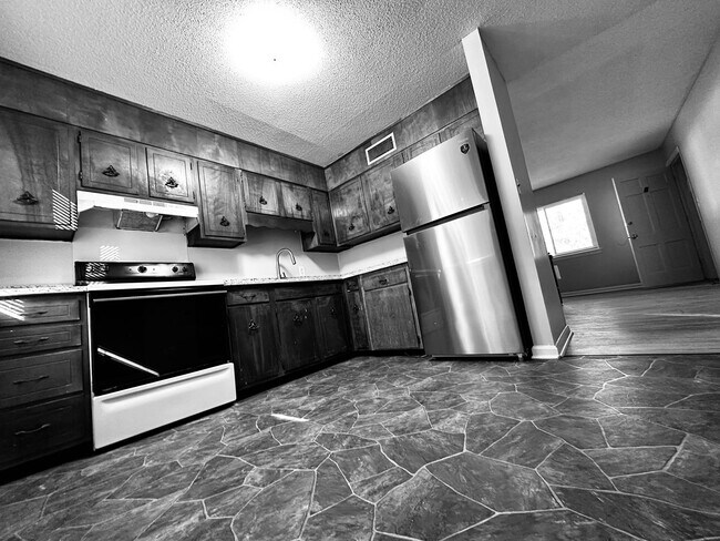 Building Photo - 3340 Pinewood Ave