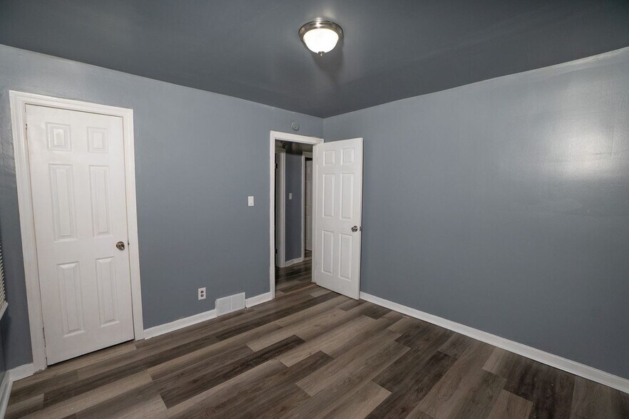 Building Photo - 5942 Radnor St