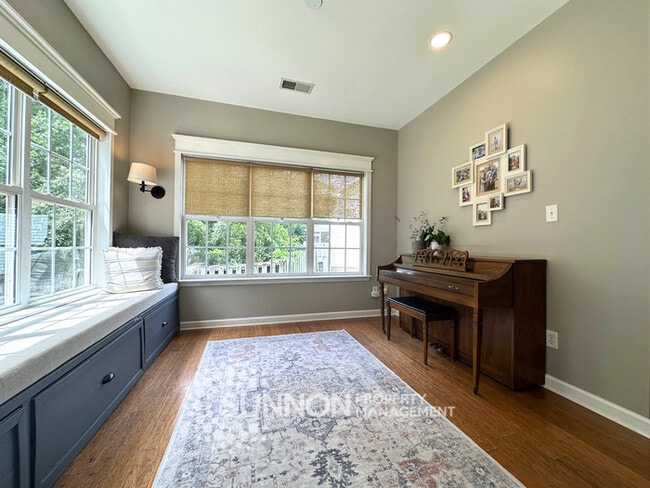 Building Photo - Spacious 3 bed, 2.5 bath with large bonus