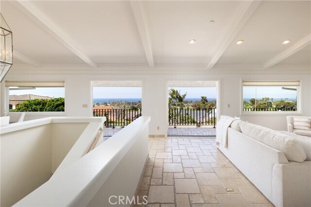 Building Photo - 318 Avenida Costanso