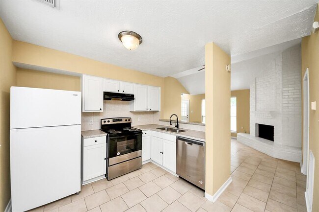 Building Photo - 2614 Village Cir Dr