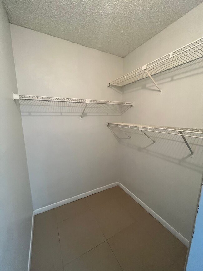 Building Photo - ONE BEDROOM ONE BATHROOM !! WATERFRONT COM...