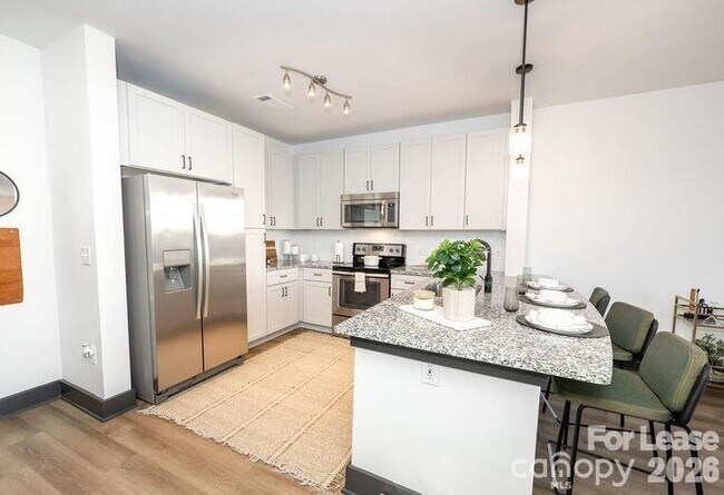 Building Photo - 425 W Trade St