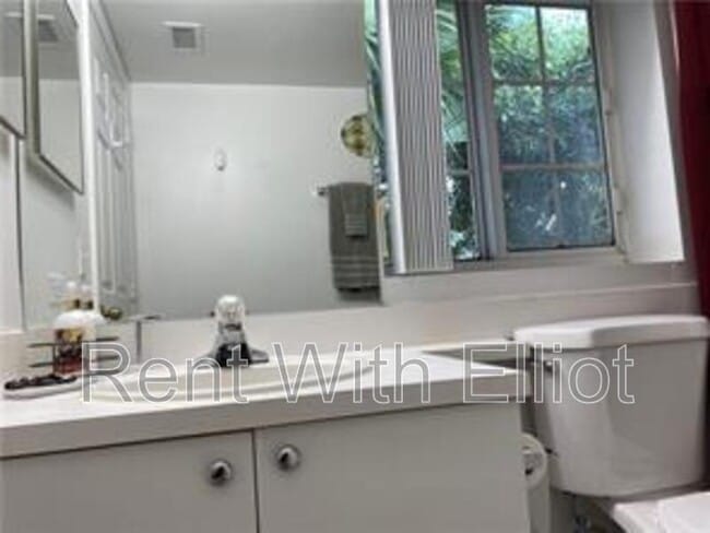 Building Photo - 2021 SE 10th Ave