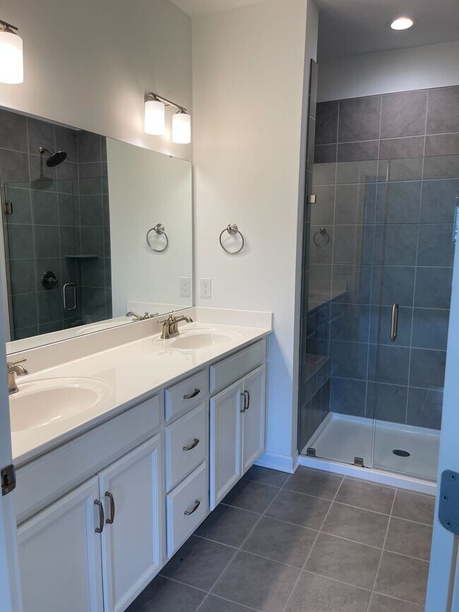 Building Photo - Spacious Home in Westhill Community