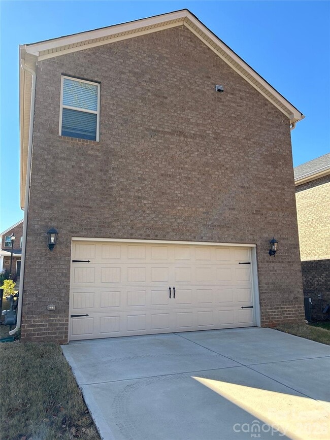 Building Photo - 3216 Lisburn St