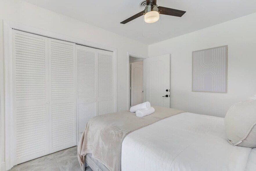 Building Photo - 2325 NE 195th St