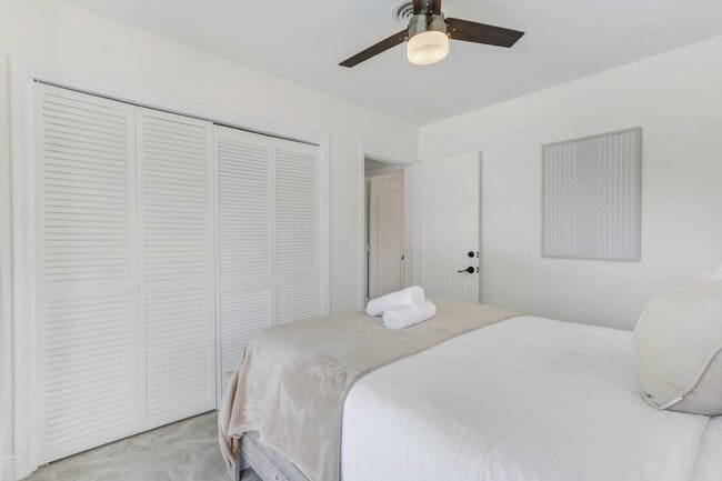 Building Photo - 2325 NE 195th St