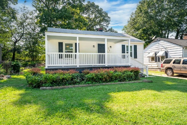 Building Photo - Renovated 2 BR, 1 BA quaint home in Spartanburg under $1200/mo rent