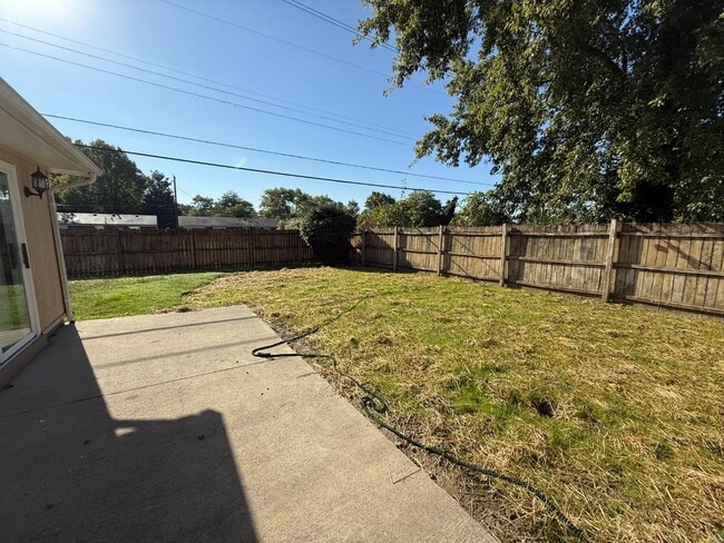 Building Photo - 1325 Longfellow Dr