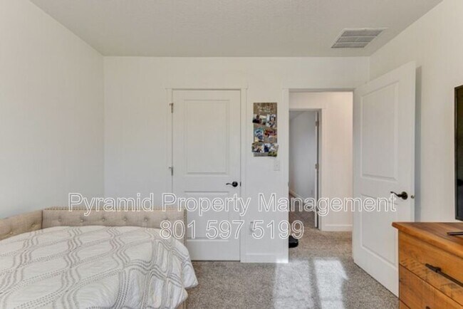 Building Photo - 994 S 4090 W