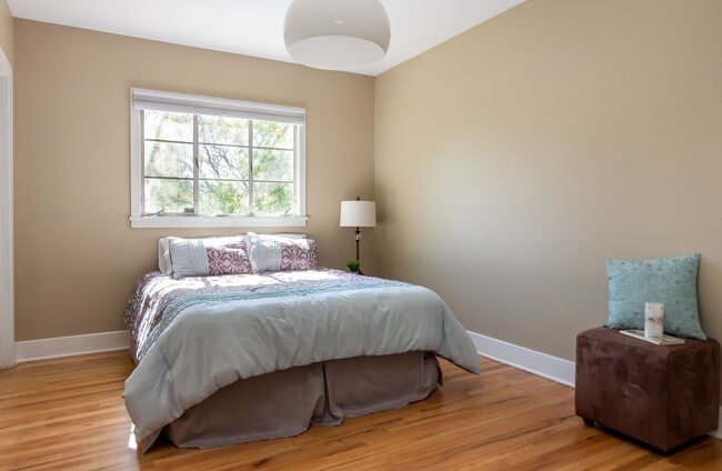 Building Photo - SPRUCE PARK CLASSIC 3/BD 2/BA 2/STORY 2/CG