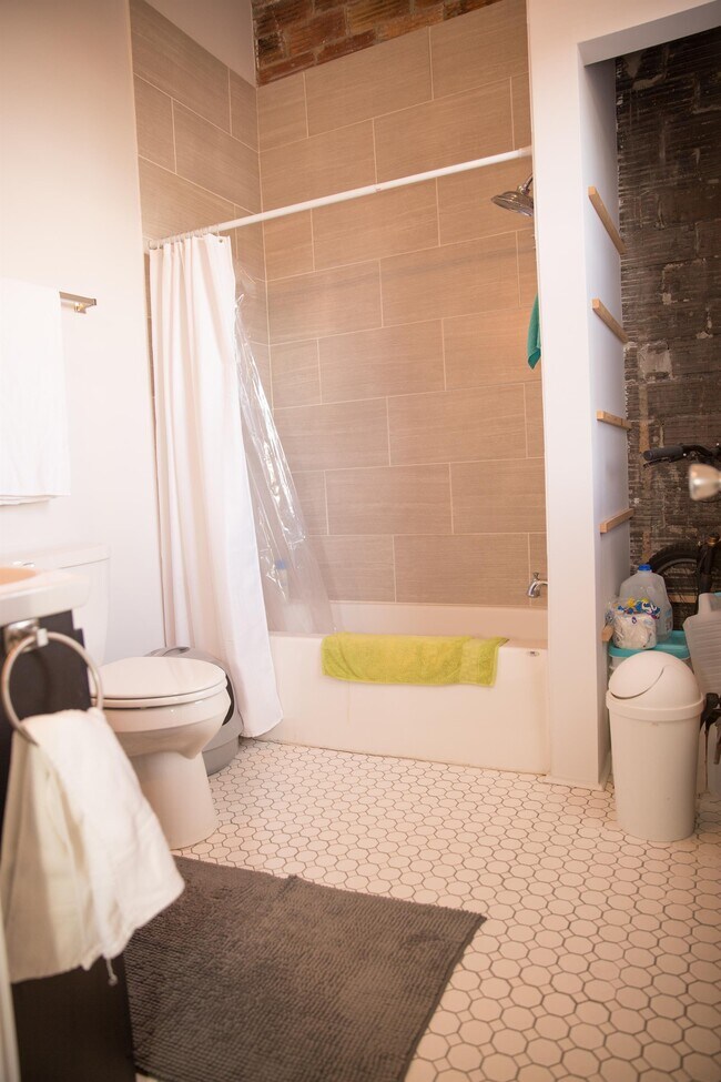 Building Photo - 108 S Hosmer St