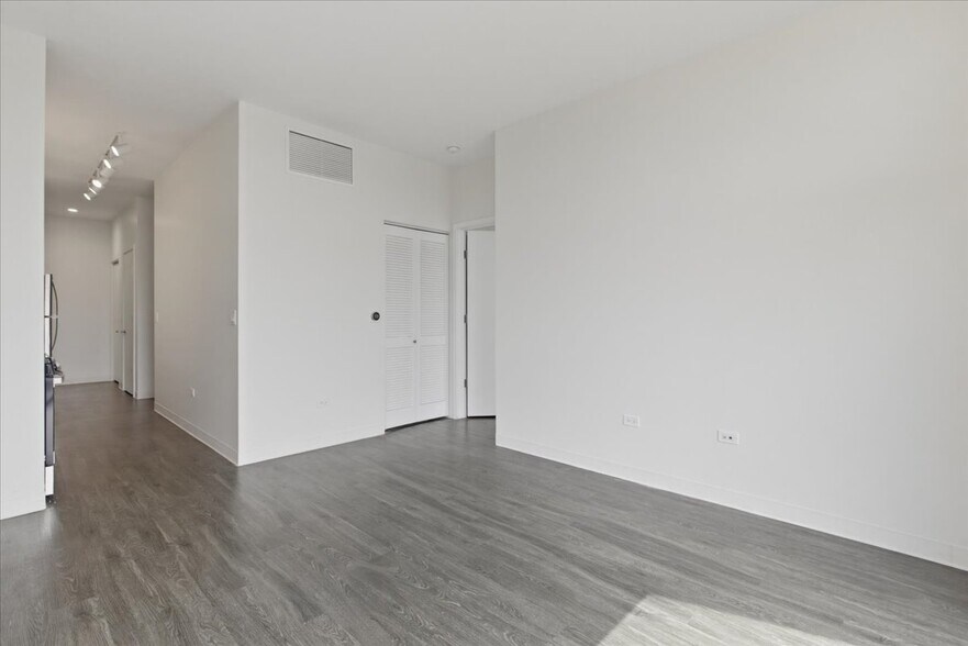 Building Photo - 830 N Milwaukee Ave