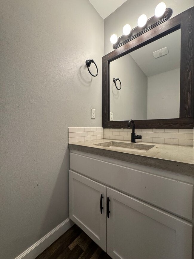 Building Photo - HUGE PET FRIENDLY Rental