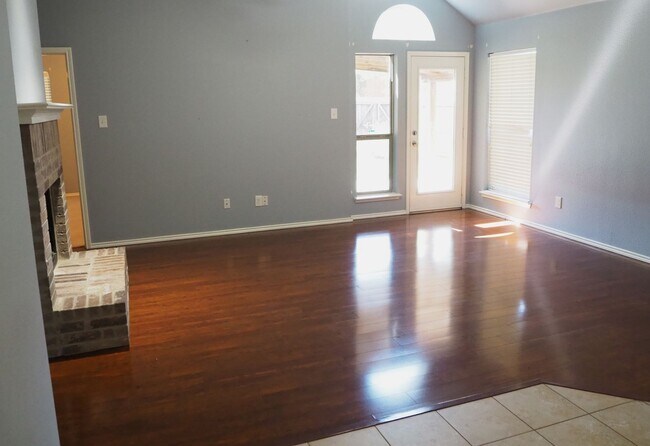 Building Photo - 3 Bed 2 Bath in Denton