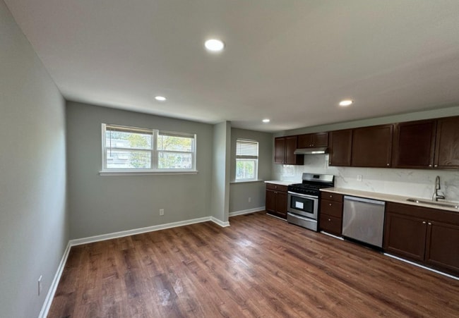 Building Photo - 883 Wedgewood Dr