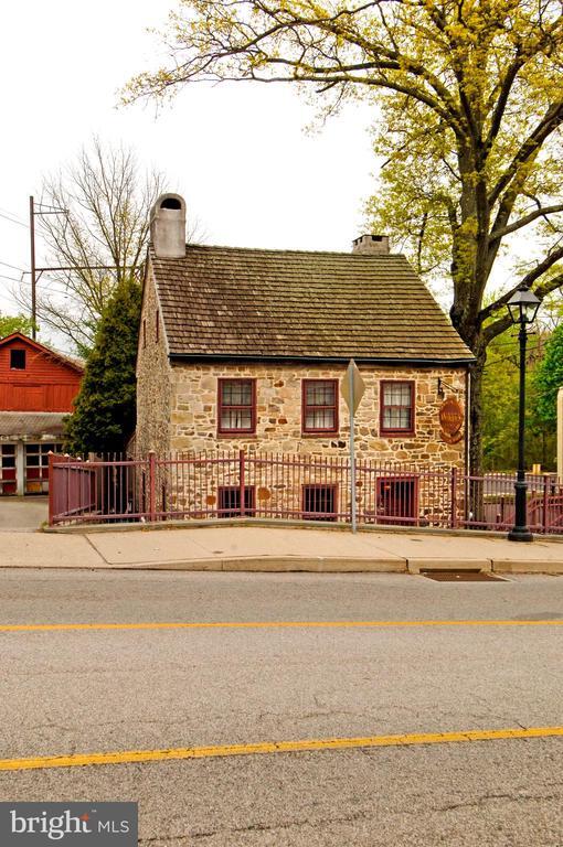 Building Photo - 427 S Bethlehem Pike