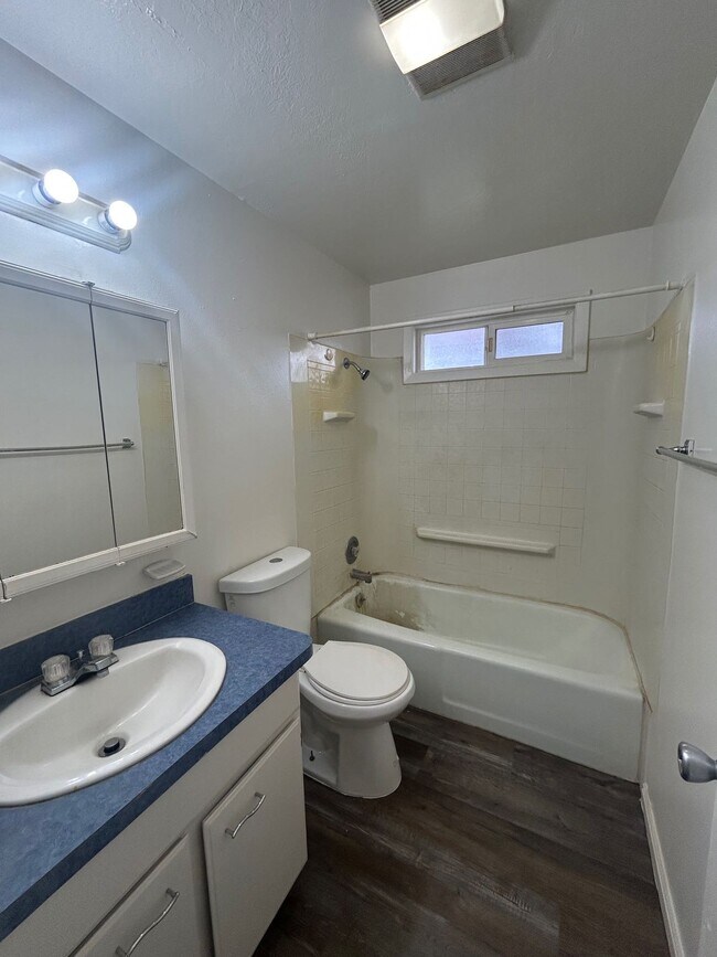 Building Photo - 547 Poole-2