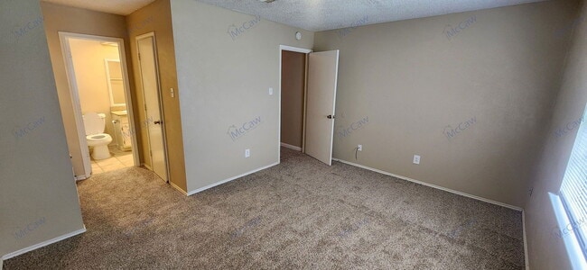 Building Photo - 2204 Oak Hill Dr