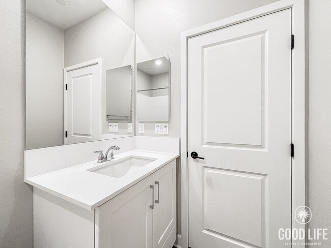 Building Photo - Beautiful 4BD/4BA Townhouse in Otay Ranch ...