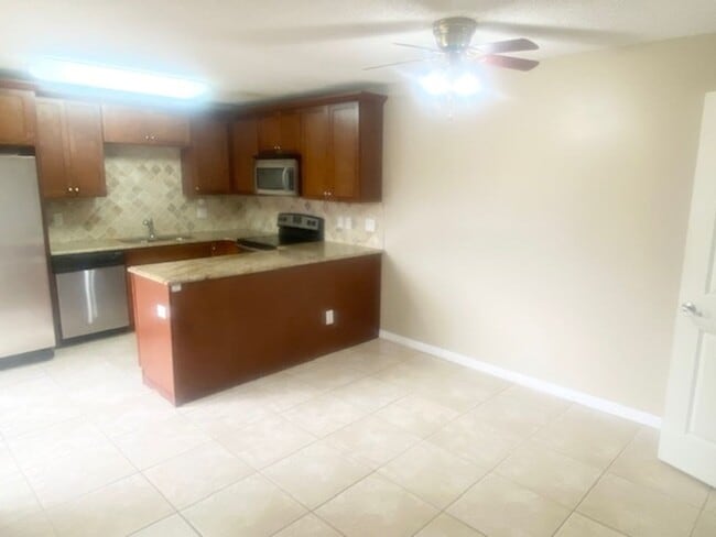 Building Photo - Spacious 2 bedroom 2 bathroom Townhome