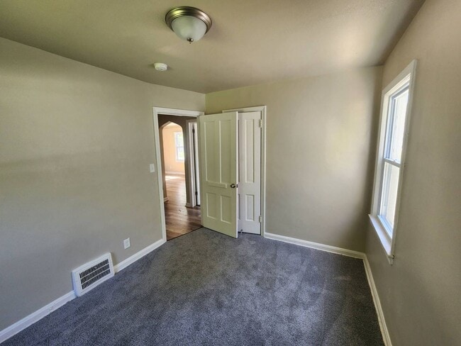 Building Photo - Charming 3-Bedroom Property in Prime Location