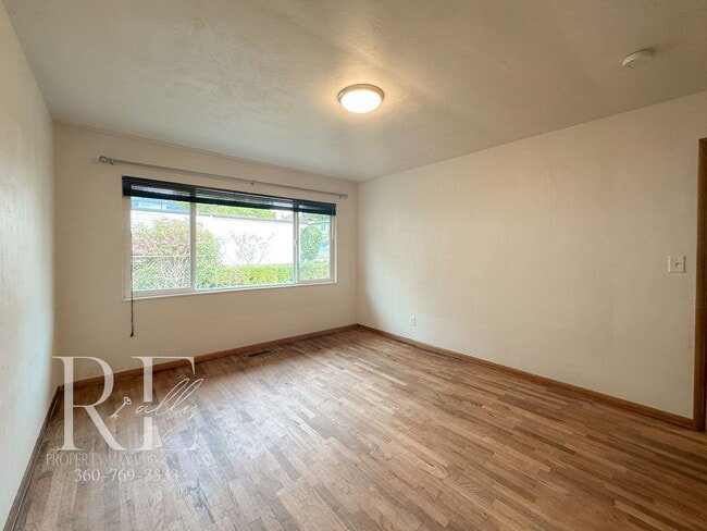 Building Photo - Enjoy Breathtaking Sunsets in the Heart of Manette