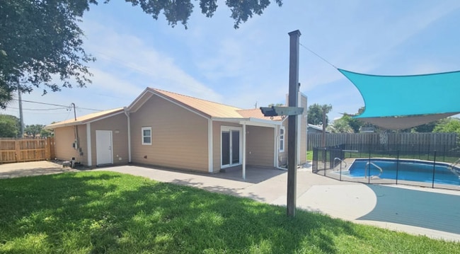 Building Photo - 729 Legion Dr