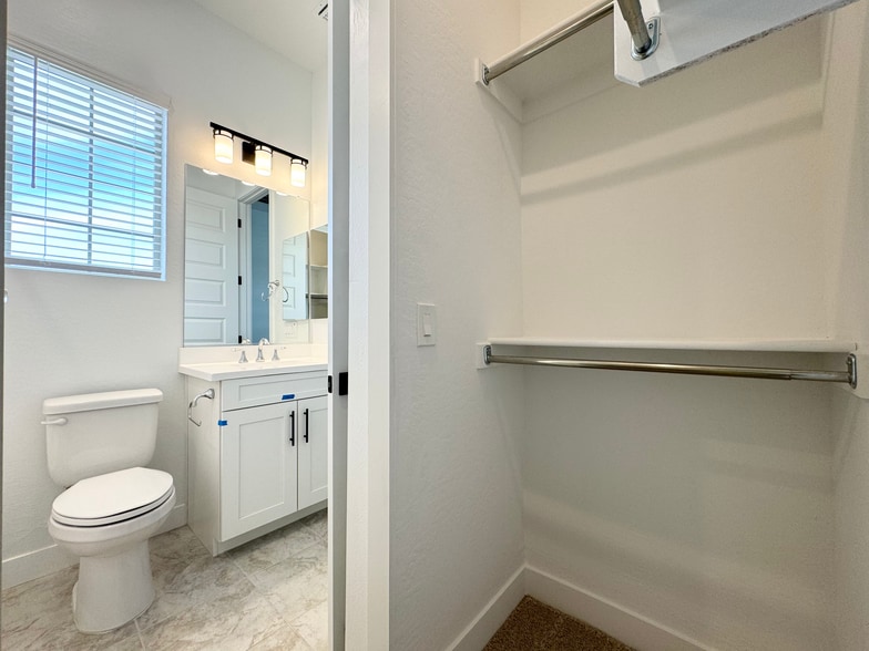 Building Photo - 8723 W Vista Ave