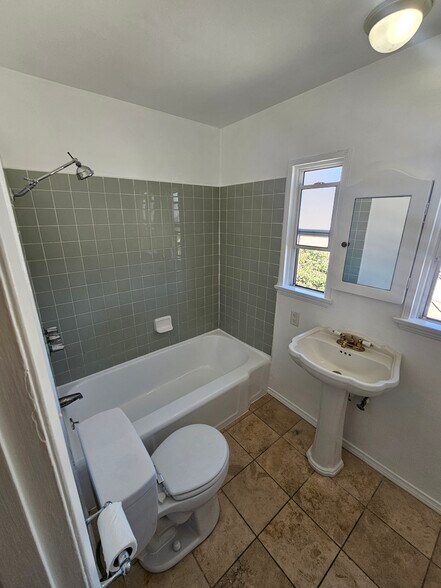 Building Photo - 1448 S Dunsmuir Ave