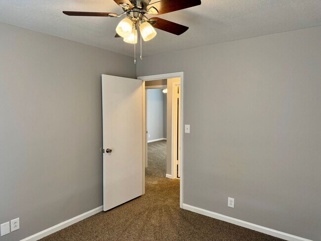 Building Photo - Charming 3-bedroom, 2-bathroom house with 1 Car Garage!