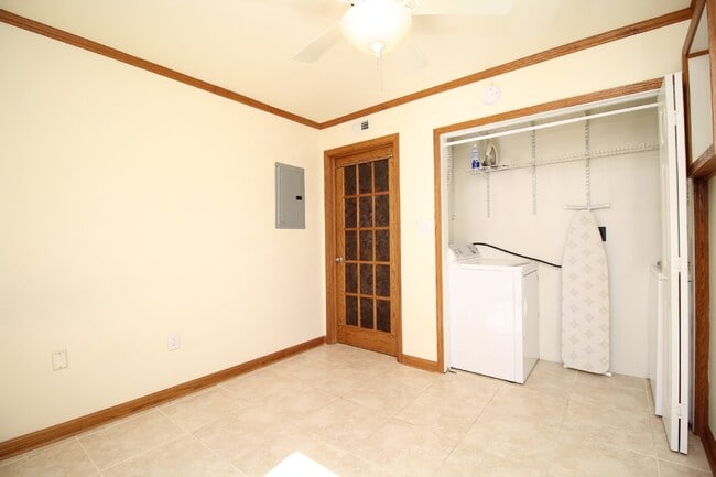 Building Photo - Stylish Condo in Waterfront Bayview Terrace – Updated Interiors, In-Unit Washer/Dryer, Access to ...