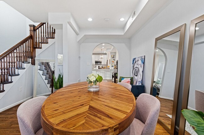 Building Photo - Amazing Anacostia Abode!