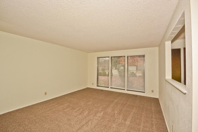 Building Photo - 3 Bedroom 2 Bathroom home in SW Boise