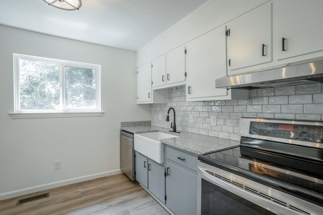 Building Photo - Spacious House in Hixson