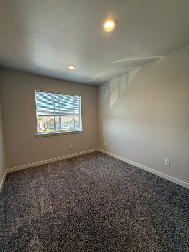 Building Photo - Samantha Court