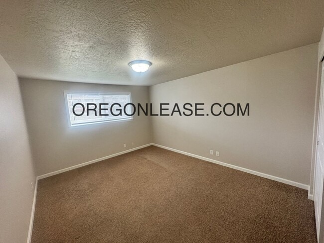 Building Photo - 2 Bed one bath South Hills duplex